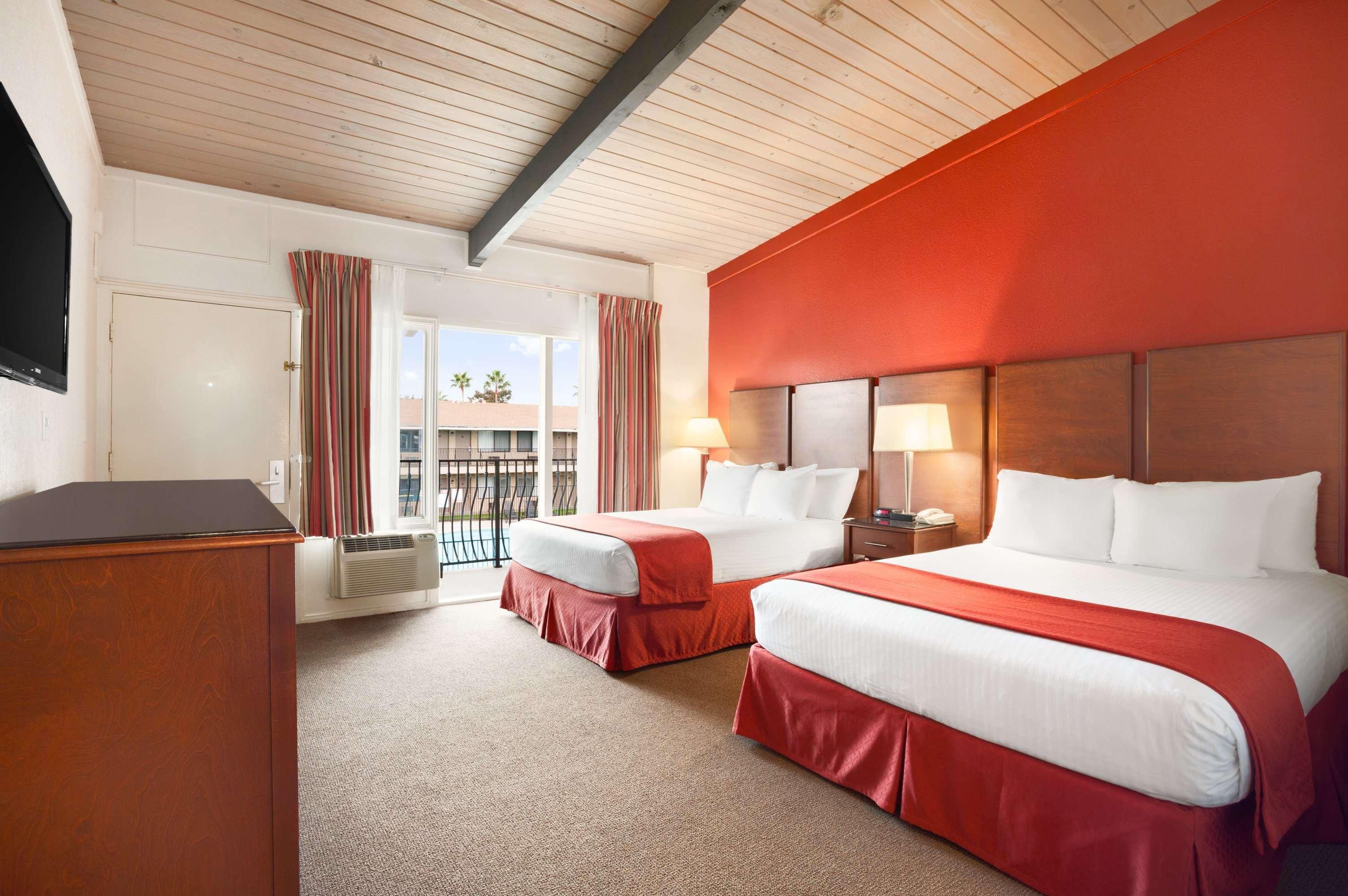 Ramada By Wyndham San Diego North Hotel & Conference Center Buitenkant foto
