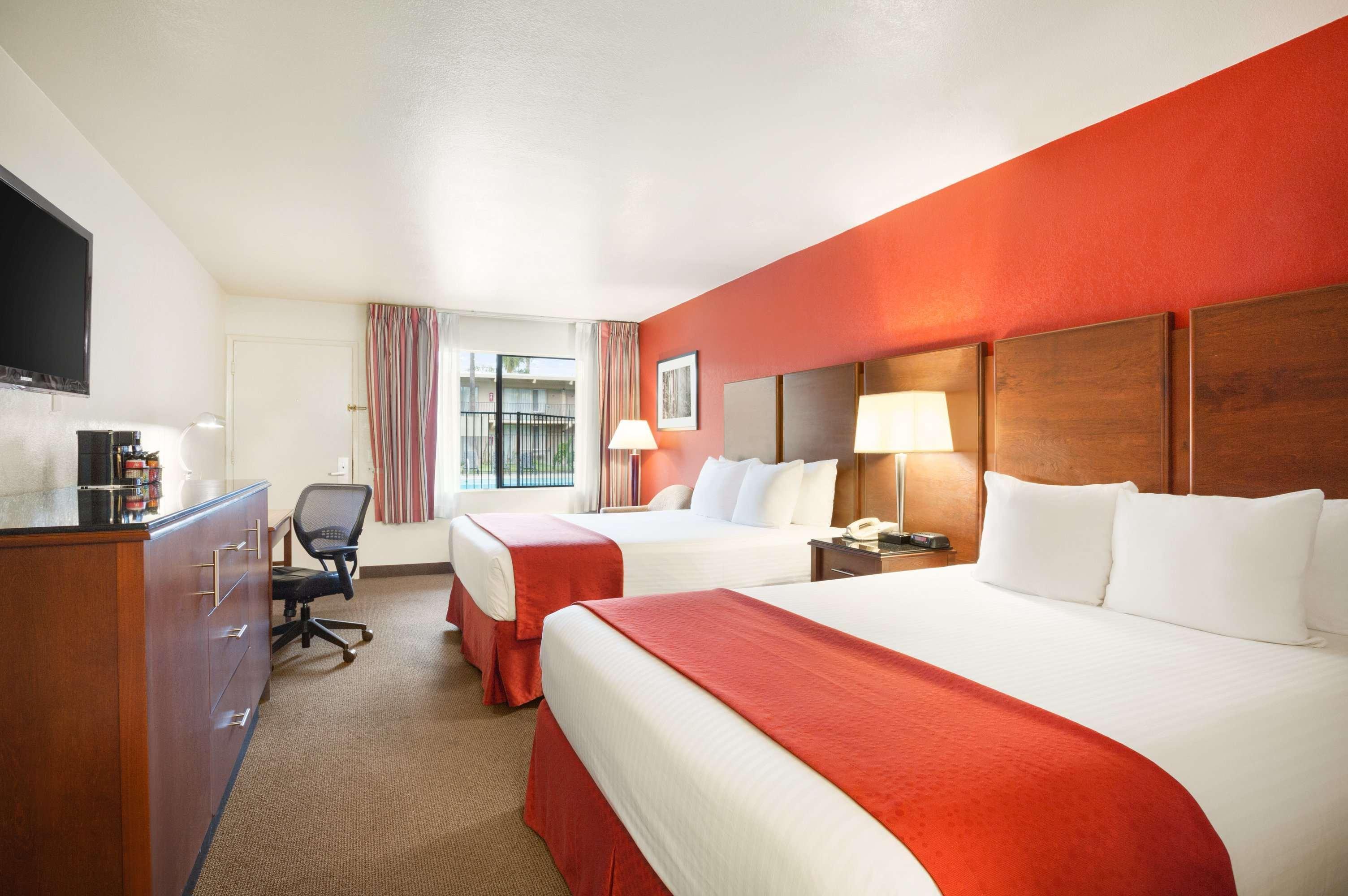 Ramada By Wyndham San Diego North Hotel & Conference Center Buitenkant foto