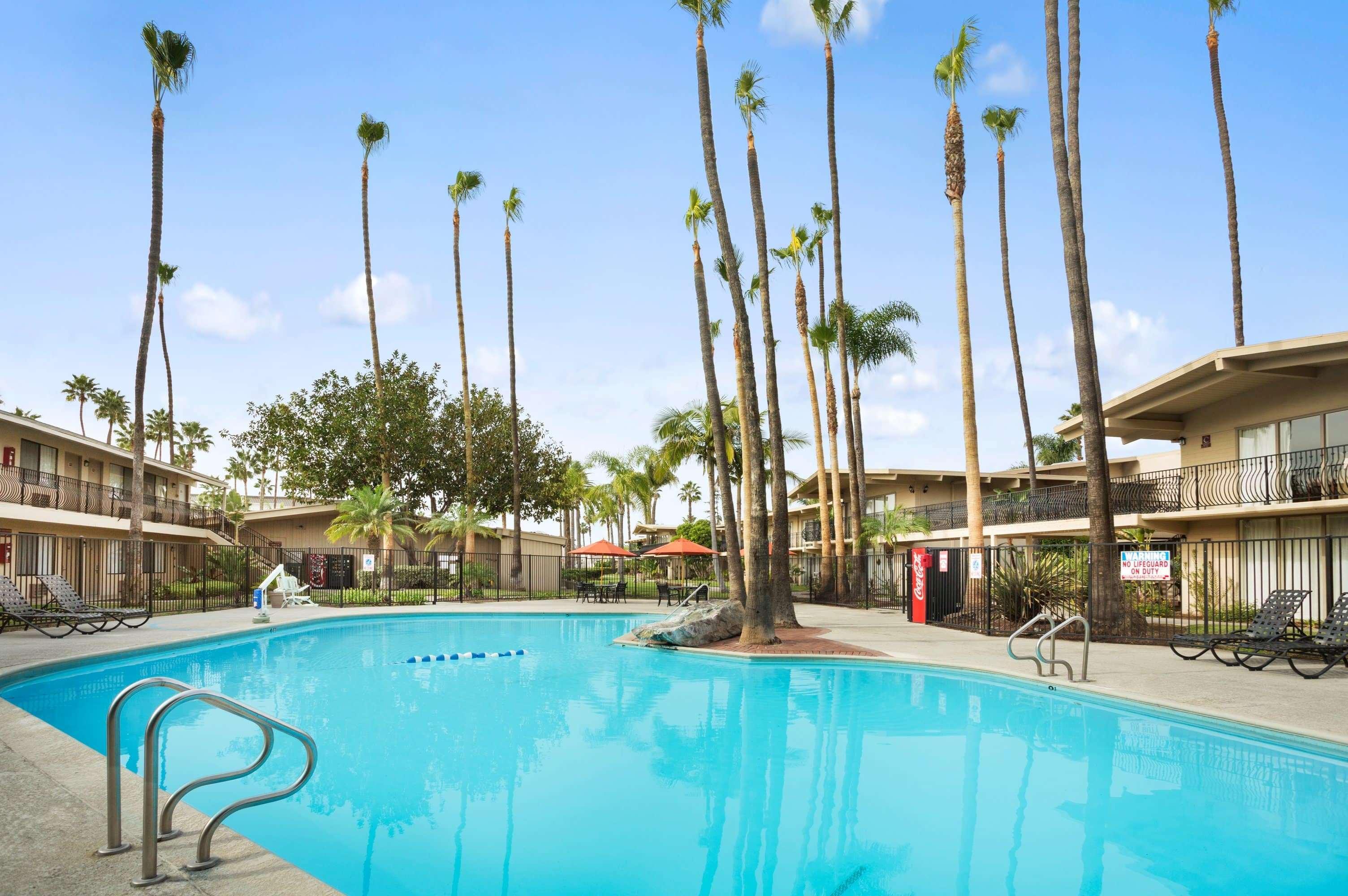 Ramada By Wyndham San Diego North Hotel & Conference Center Buitenkant foto