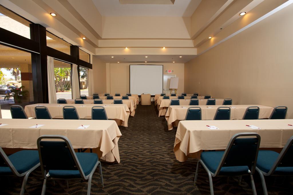 Ramada By Wyndham San Diego North Hotel & Conference Center Buitenkant foto